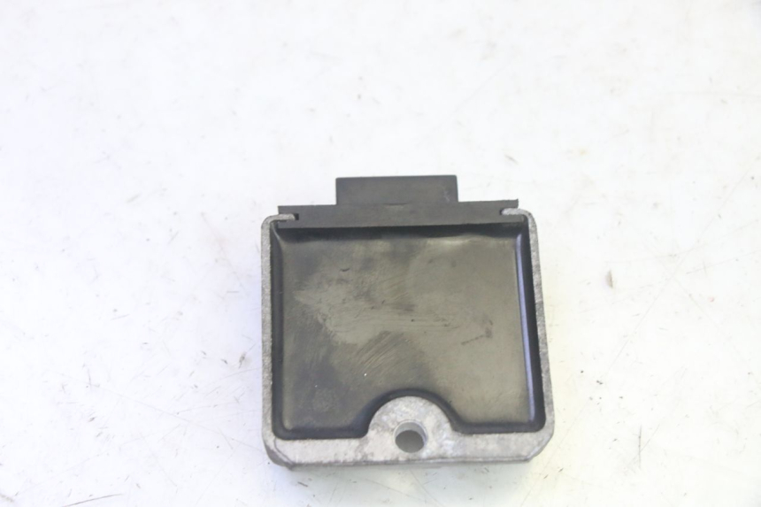 photo de REGULADOR DE CARGA PIAGGIO FLY 4T 50 (2013 - 2017) - Primer plano técnico