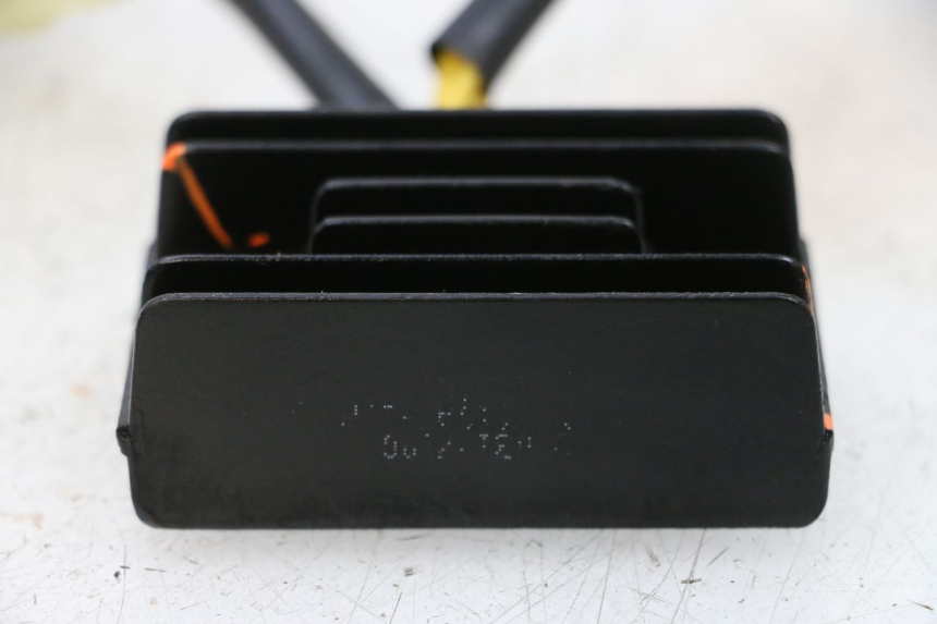 photo de REGULADOR DE CARGA PEUGEOT KISBEE 4T 50 (2018 - 2022) - Primer plano técnico