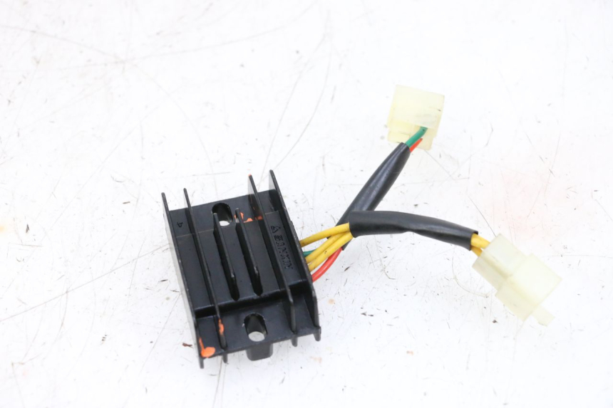 photo de REGULADOR DE CARGA PEUGEOT KISBEE 4T 50 (2018 - 2022) - Detalles de los puntos de fijación