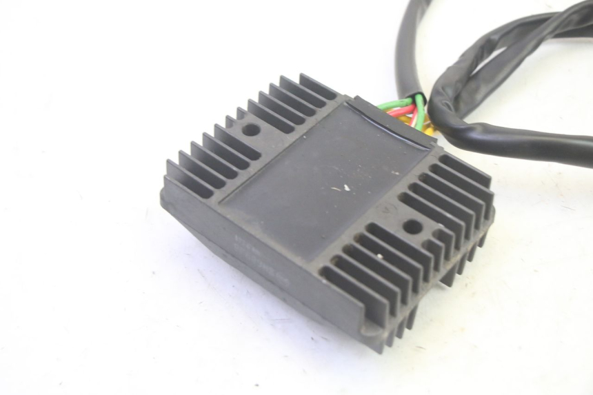 photo de REGULADOR DE CARGA PIAGGIO MP3 RL 250 (2007 - 2010) - Primer plano técnico