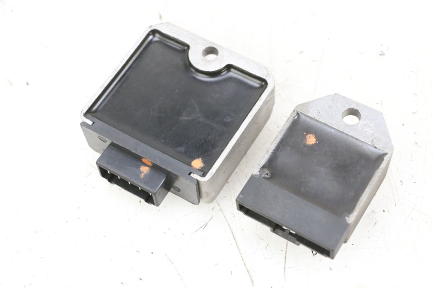 photo de REGULADOR DE CARGA PIAGGIO NEW TYPHOON 50 (2018 - 2021) - Primer plano técnico