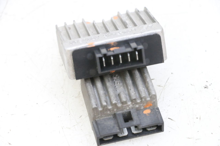 photo de REGULADOR DE CARGA PIAGGIO NEW TYPHOON 50 (2018 - 2021) - Detalles de los puntos de fijación