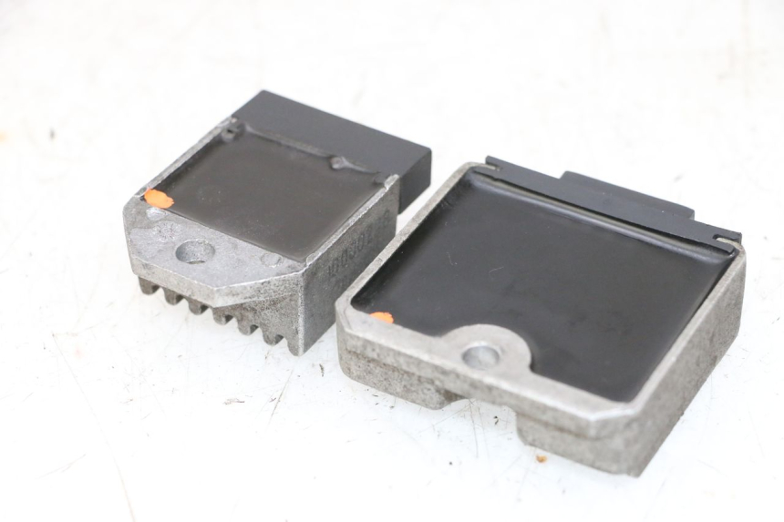 photo de REGULADOR DE CARGA PIAGGIO NEW TYPHOON 50 (2018 - 2021) - Primer plano técnico