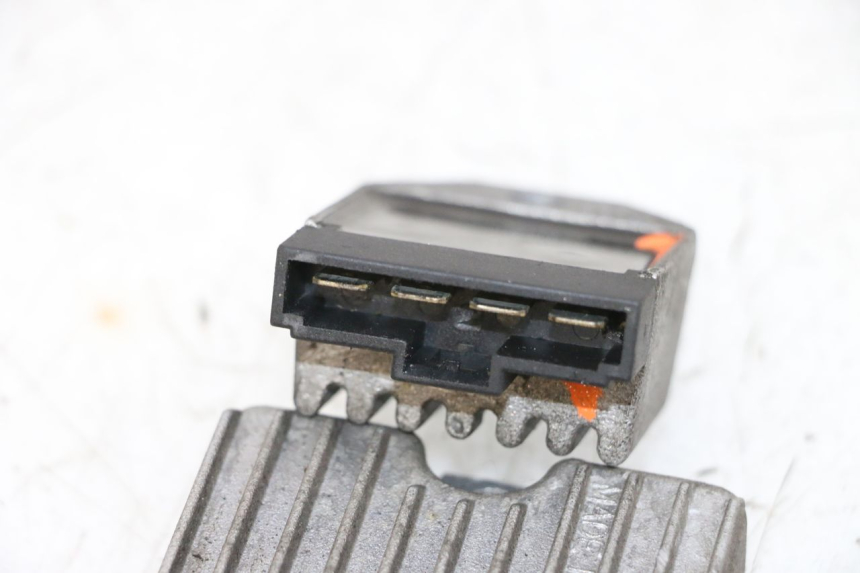 photo de REGULADOR DE CARGA PIAGGIO NEW TYPHOON 50 (2018 - 2021) - Detalles de los puntos de fijación