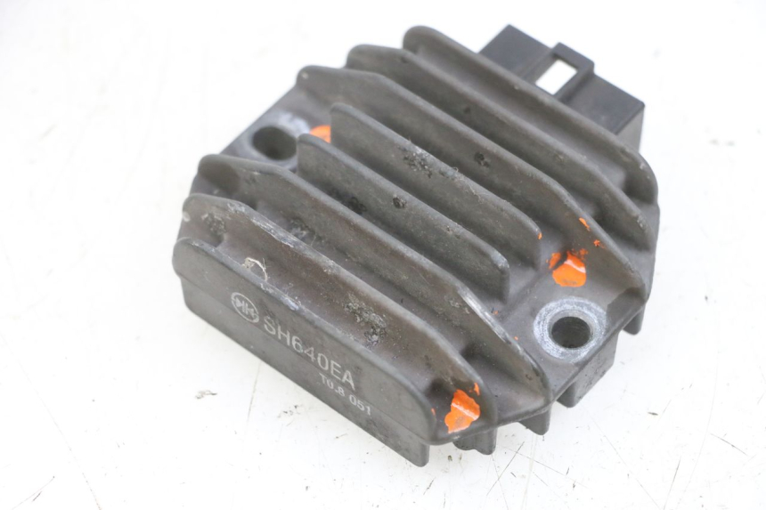 photo de REGULADOR DE CARGA YAMAHA X-MAX XMAX 125 (2010 - 2014) - Primer plano técnico