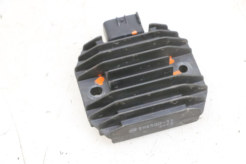 photo de REGULADOR DE CARGA YAMAHA XMAX X-MAX 125 (2006 - 2009) - Primer plano técnico