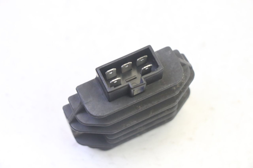 photo de REGULADOR DE CARGA PIAGGIO X8 125 (2004 - 2007) - Primer plano técnico