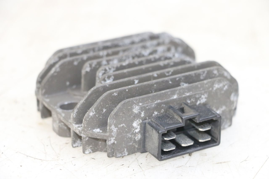 photo de REGULADOR DE CARGA PIAGGIO XEVO - X EVO 125 (2007 - 2016) - Primer plano técnico