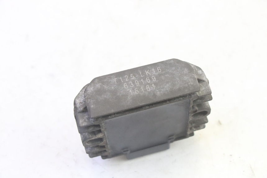 photo de REGULADOR DE CARGA PIAGGIO XEVO - X EVO 125 (2007 - 2017) - Primer plano técnico