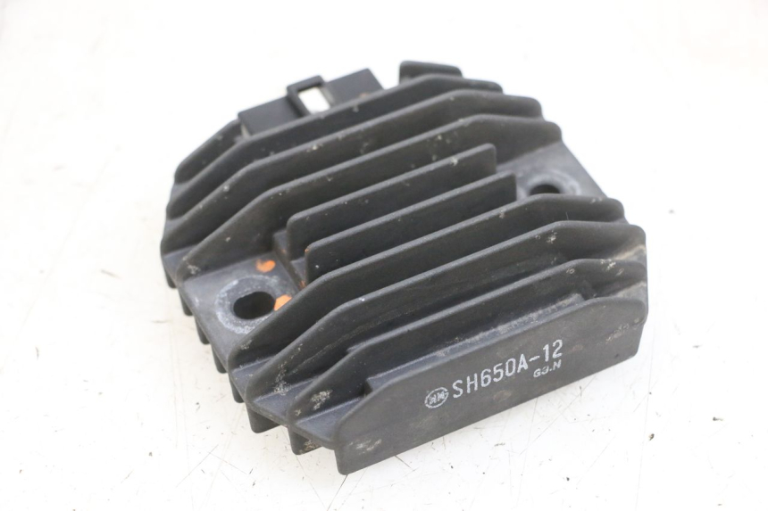 photo de REGULADOR KAWASAKI ZR 7 750 (1999 - 2001) - Otra perspectiva