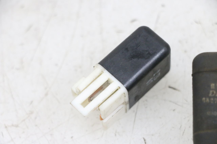 photo de RELE KAWASAKI ZR 7 750 (1999 - 2001) - Otra perspectiva