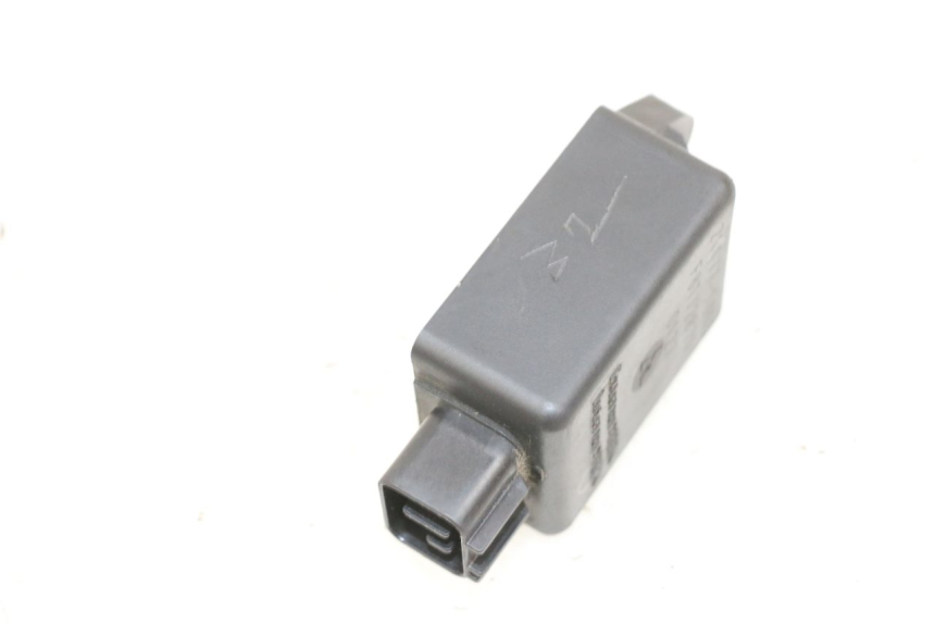 photo de RELE KAWASAKI ZR 7 750 (1999 - 2001) - Otra perspectiva