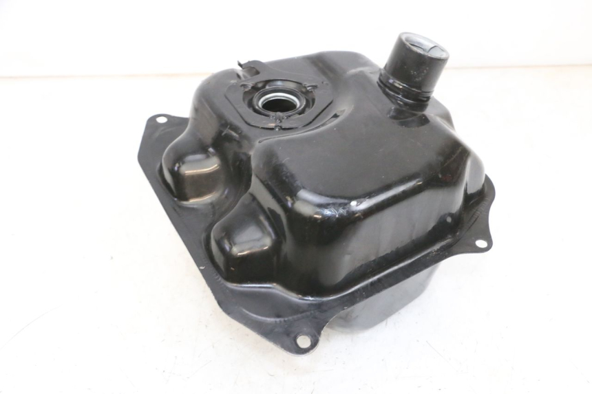 photo de DEPOSITO FUEL TNT MOTOR ROMA 10' 4T 50 (2019 - 2022) - Estado de la superficie y material