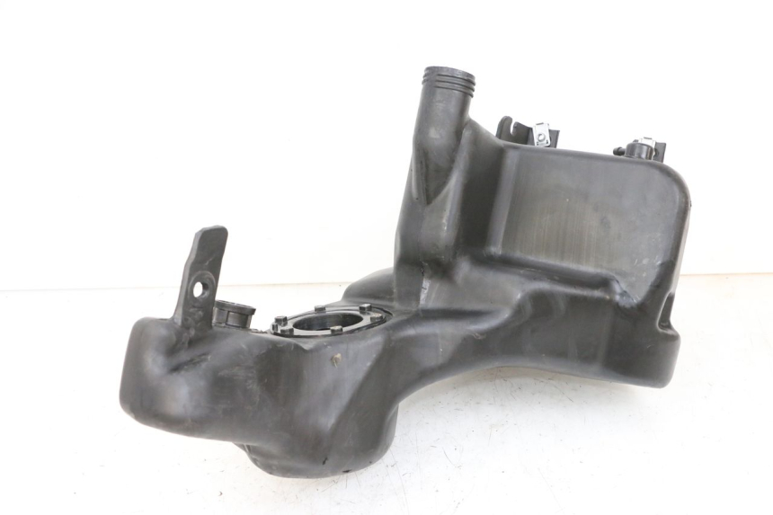 photo de DEPóSITO DE COMBUSTIBLE PIAGGIO ZIP 4T 50 (2018 - 2020) - Primer plano técnico