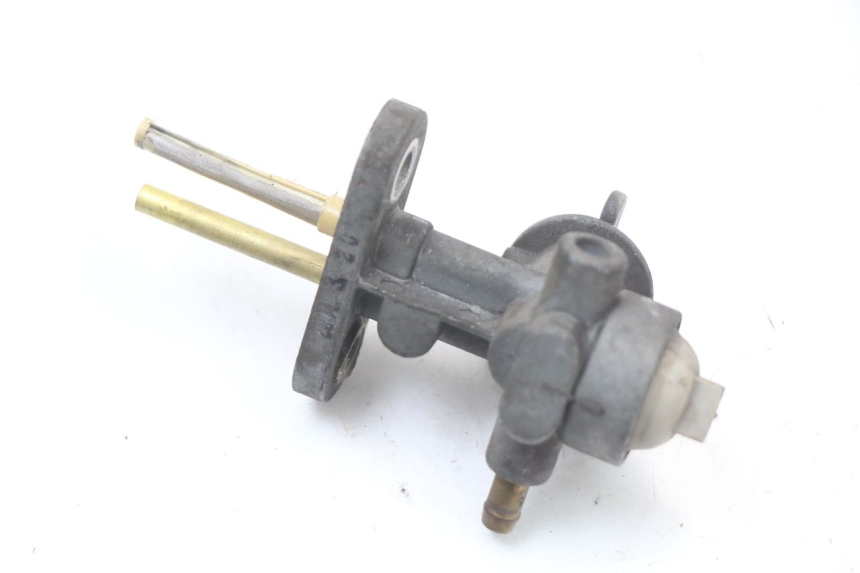 photo de Grifo del depósito HYOSUNG GV AQUILA 125 (2000 - 2004) - Otra perspectiva