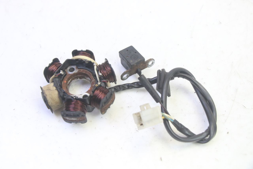 photo de ESTATOR PEUGEOT LUDIX 50 (2008 - 2017) - Detalles de los puntos de fijación