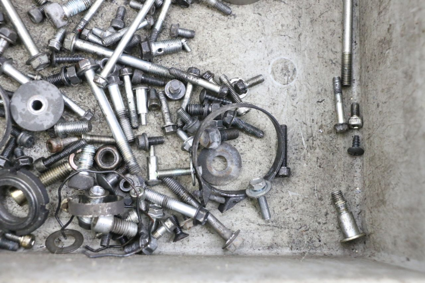 photo de TORNILLOS SUZUKI BURGMAN EXECUTIVE ABS 650 (2006 - 2012) - Primer plano técnico