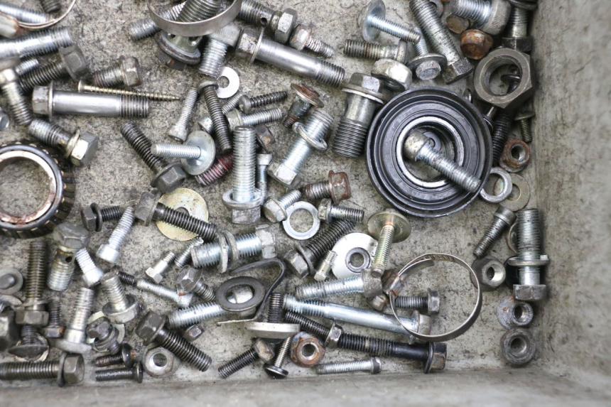 photo de TORNILLOS KAWASAKI GPZ RX 1000 (1986 - 1988) - Primer plano técnico