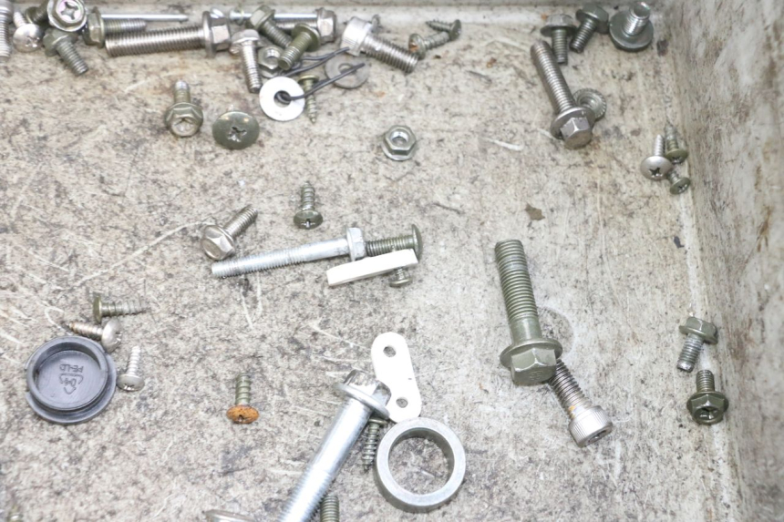 photo de TORNILLOS EFUN PUSA 1 - Detalle de la pieza