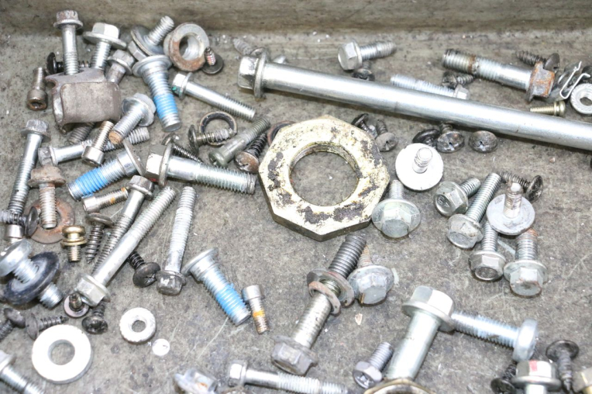 photo de TORNILLOS NECO TEMPO 4T 50 (2022 - 2026) - Detalles de los puntos de fijación