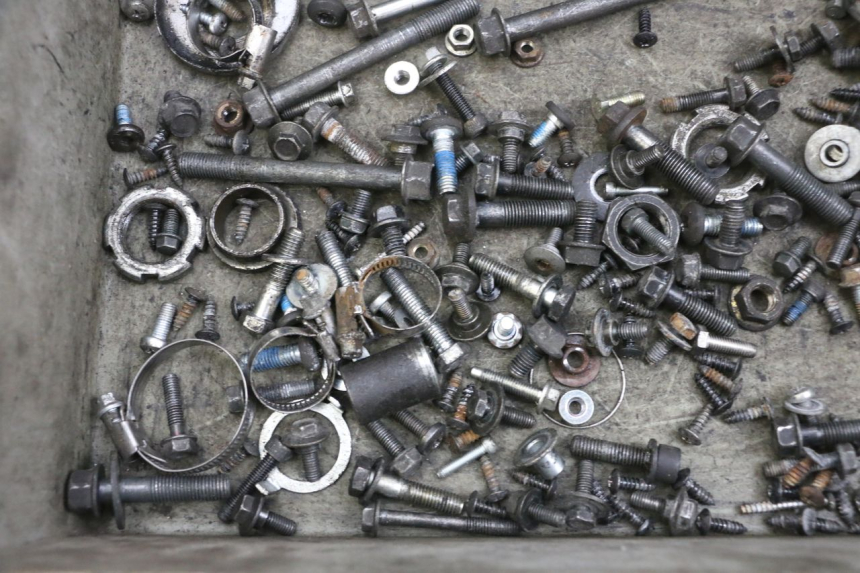 photo de BOLSA DE TORNILLERÍA TORNILLO YAMAHA XMAX X-MAX 125 (2006 - 2009) - Primer plano técnico