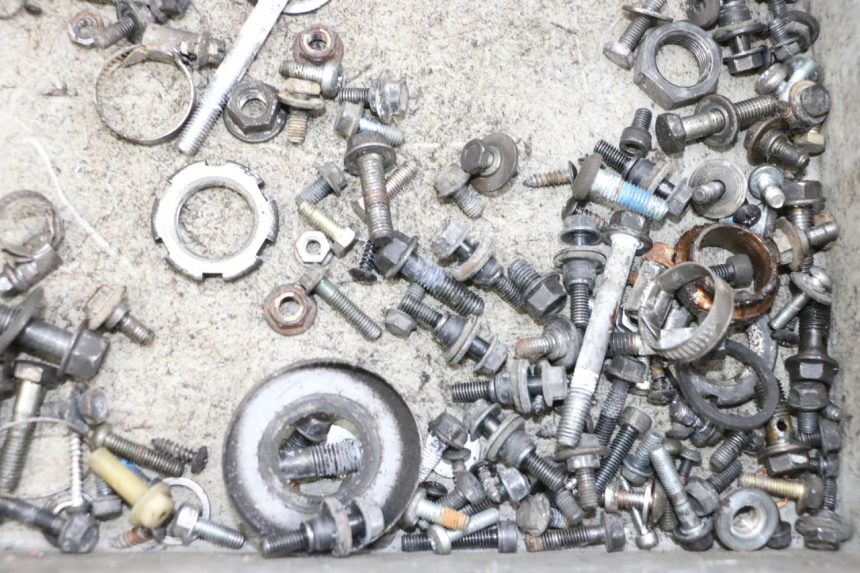 photo de BOLSA DE TORNILLERÍA TORNILLO YAMAHA XMAX X-MAX 125 (2006 - 2009) - Otra perspectiva