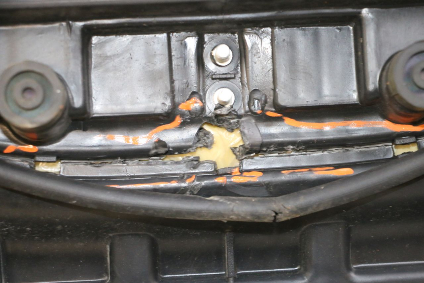 photo de ASIENTO KYMCO AGILITY 4T 50 (2018 - 2022) - Zoom sobre los componentes