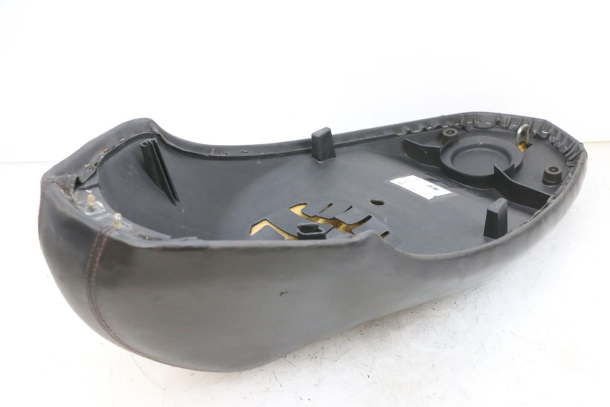 photo de ASIENTO PEUGEOT KISBEE 4T 50 (2018 - 2022) - Primer plano de alta resolución