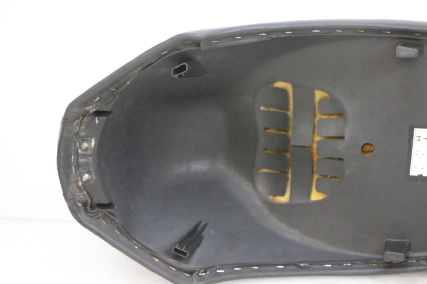 photo de ASIENTO PEUGEOT KISBEE 4T 50 (2018 - 2022) - Enfoque en la estructura