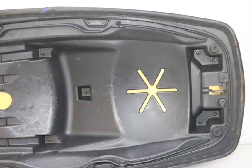 photo de ASIENTO PIAGGIO MP3 500 (2016 - 2018) - Detalles de los puntos de fijación