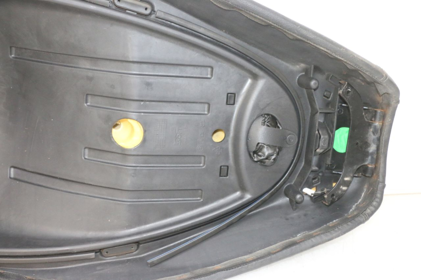 photo de ASIENTO PIAGGIO MP3 RL 250 (2006 - 2010) - Detalles de los puntos de fijación