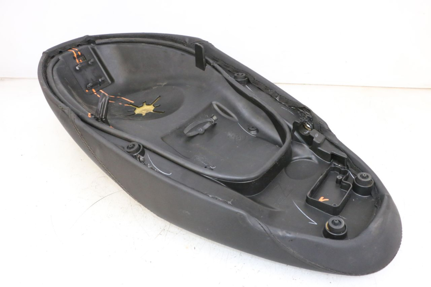 photo de ASIENTO PIAGGIO NEW TYPHOON 50 (2018 - 2021) - Zoom sobre los componentes