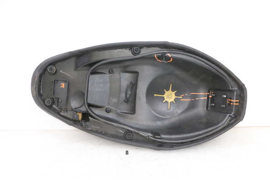 photo de ASIENTO PIAGGIO NEW TYPHOON 50 (2018 - 2021) - Detalles de los puntos de fijación