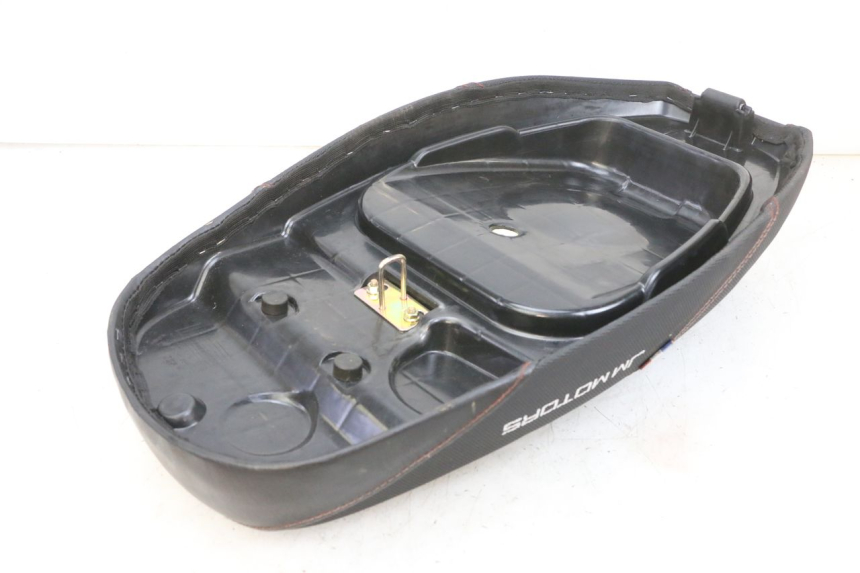 photo de ASIENTO JM MOTORS SANTANA EVO 50 (2024 - 2026) - Primer plano técnico