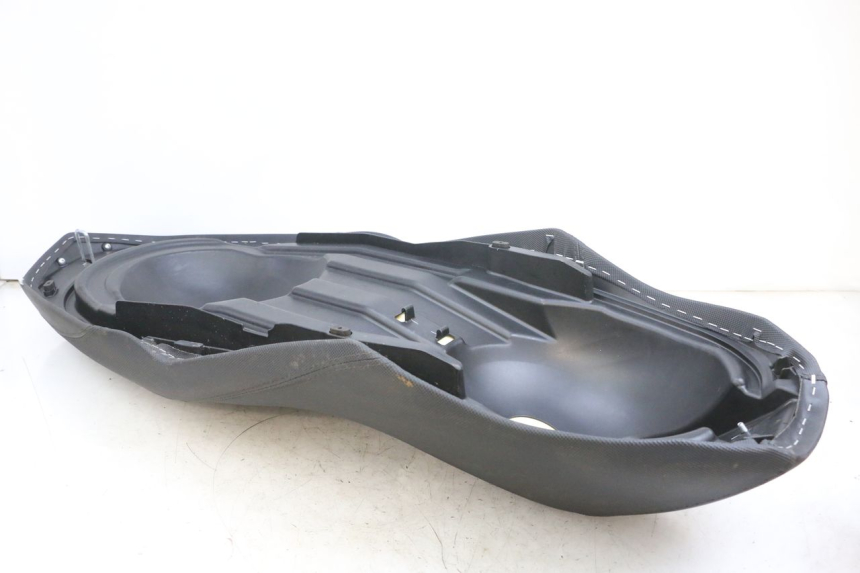 photo de ASIENTO YAMAHA TRICITY 300 (2020 - 2024) - Detalles de los puntos de fijación