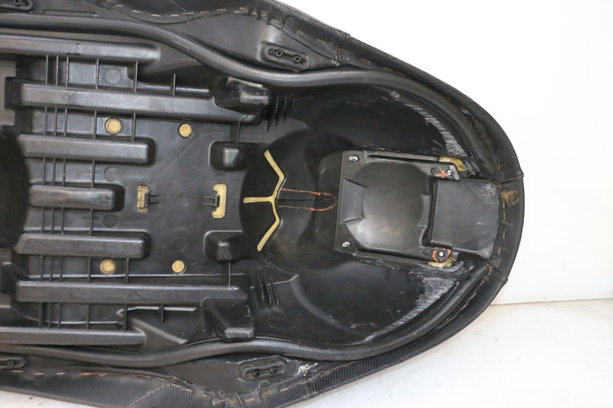 photo de ASIENTO YAMAHA XMAX X-MAX 125 (2006 - 2009) - Detalles de los puntos de fijación