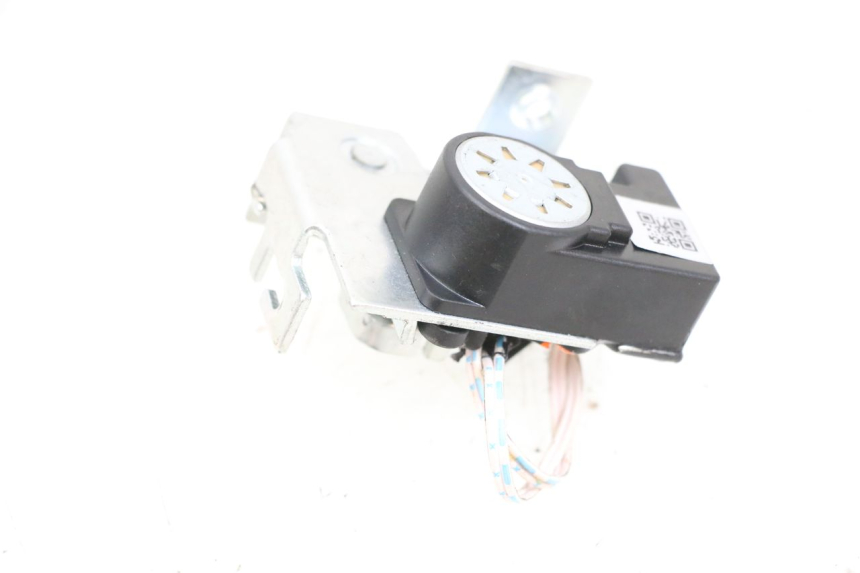 photo de CIERRE ASIENTO HOOK SEGWAY NINEBOT E125S 1 (2022 - 2026) - Zoom estado de uso