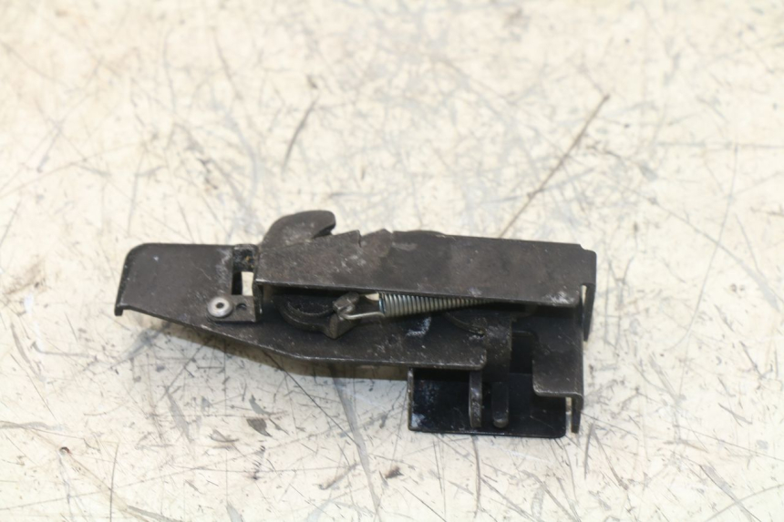photo de CIERRE ASIENTO HOOK HONDA FES PANTHEON 2T 125 (1998 - 2002)