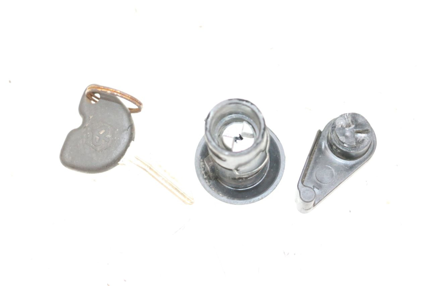 photo de CIERRE ASIENTO HOOK PIAGGIO NEW TYPHOON 50 (2018 - 2021) - Otra perspectiva