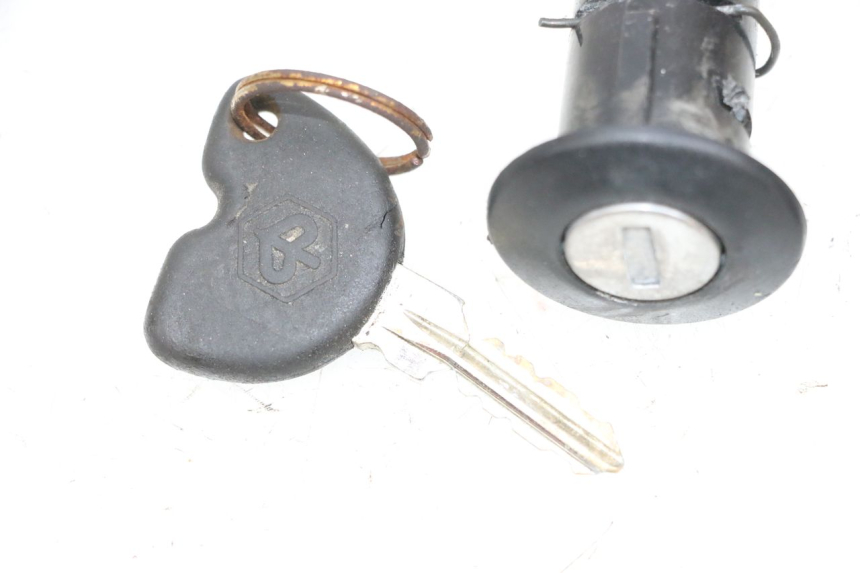 photo de CIERRE ASIENTO HOOK PIAGGIO NEW TYPHOON 50 (2018 - 2021) - Primer plano técnico