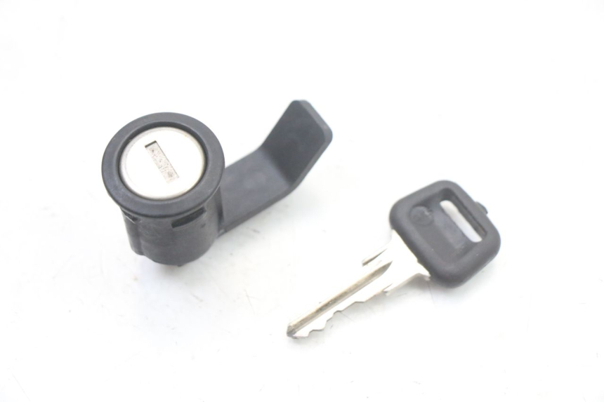 photo de CIERRE ASIENTO HOOK PEUGEOT SATELIS COMPRESSOR K15 125 (2006 - 2009)
