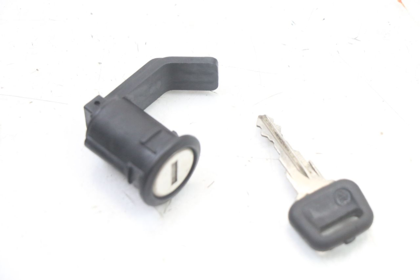 photo de CIERRE ASIENTO HOOK PEUGEOT SATELIS COMPRESSOR K15 125 (2006 - 2009)