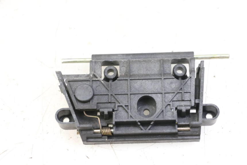 photo de CIERRE ASIENTO HOOK PEUGEOT VIVACITY 125 (2010 - 2017)