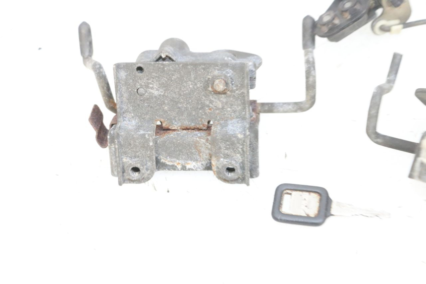 photo de CIERRE ASIENTO HOOK KAWASAKI GPX R WARBIRD 600 (1988 - 1993) - Zoom estado de uso