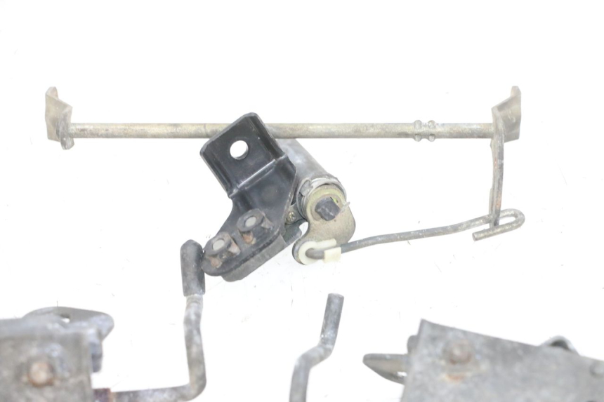 photo de CIERRE ASIENTO HOOK KAWASAKI GPX R WARBIRD 600 (1988 - 1993) - Primer plano técnico