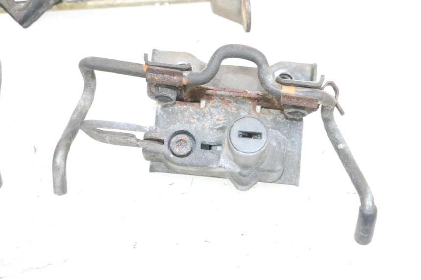 photo de CIERRE ASIENTO HOOK KAWASAKI GPX R WARBIRD 600 (1988 - 1993) - Estado de la superficie y material