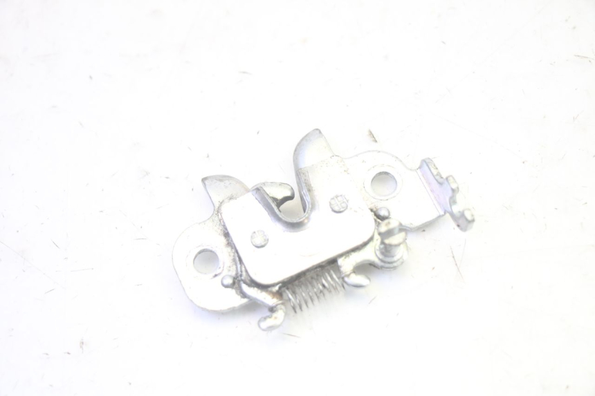 photo de CERRADURA DEL ASIENTO PEUGEOT KISBEE 4T 50 (2018 - 2022) - Detalle de la pieza