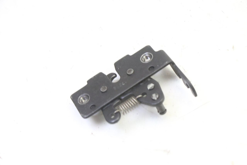 photo de CIERRE ASIENTO HOOK PIAGGIO MP3 HPE 310 (2024 - 2025)