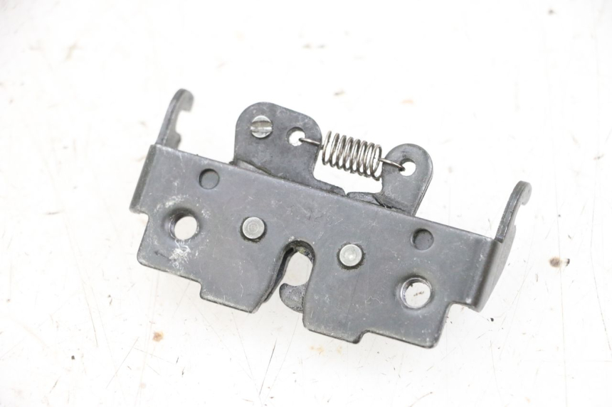 photo de CIERRE ASIENTO HOOK PIAGGIO MP3 HPE 300 (2019 - 2026) - Detalle de la pieza