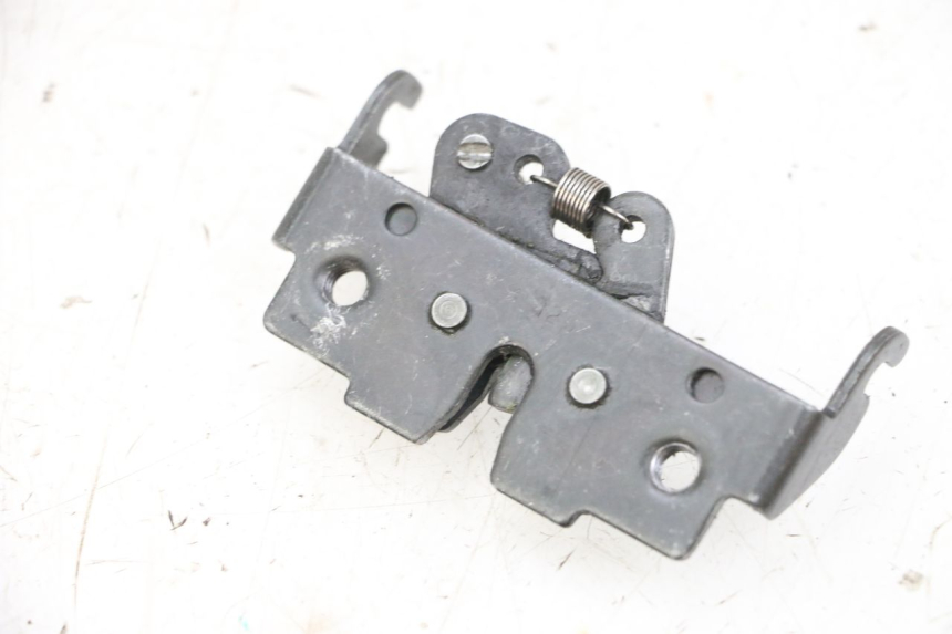 photo de CIERRE ASIENTO HOOK PIAGGIO MP3 HPE 300 (2019 - 2026) - Zoom estado de uso